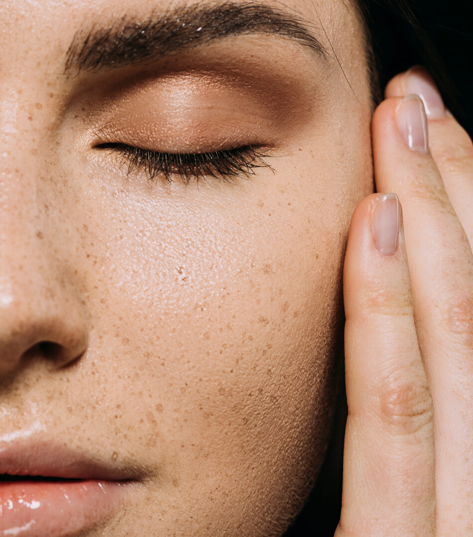 gros plan visage yeux fermés et mains sur les oreilles